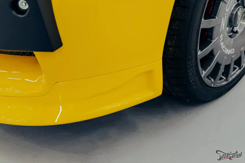 Частичная покраска Mitsubishi Lancer Evolution с подбором цвета: старая краска снялась вместе с пленкой!